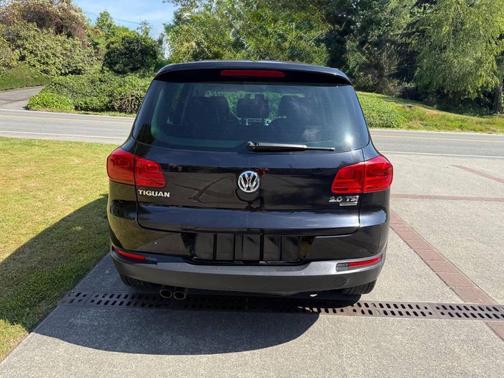 Deep Black Metallic 2013 Volkswagen Tiguan SE
