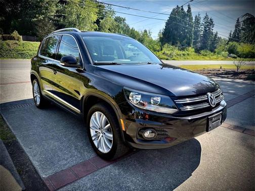 Deep Black Metallic 2013 Volkswagen Tiguan SE