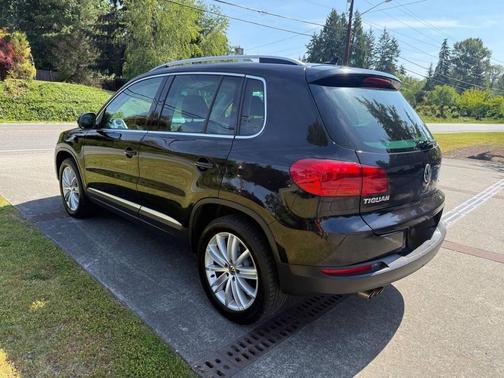 Deep Black Metallic 2013 Volkswagen Tiguan SE