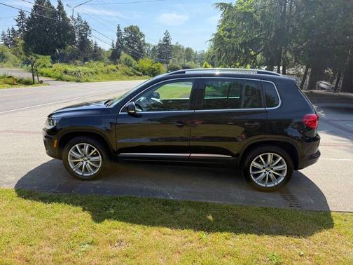 Deep Black Metallic 2013 Volkswagen Tiguan SE