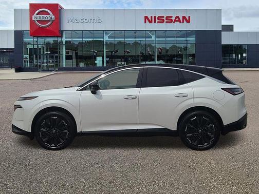 Everest White Pearl Tricoat/Super Black 2026 Nissan Murano Platinum