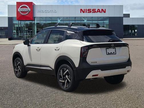 Aspen White Tricoat/Super Black 2026 Nissan Kicks SV