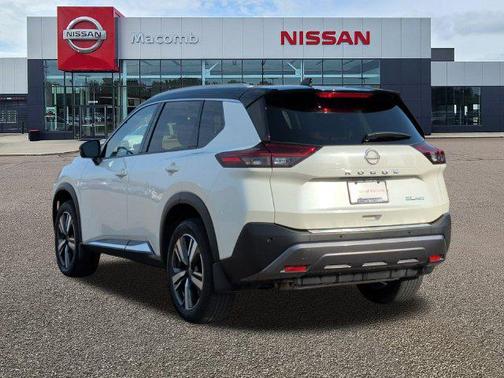 Pearl White Tricoat/Super Black 2023 Nissan Rogue SL