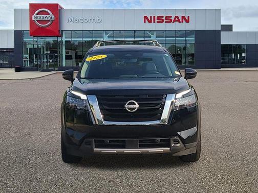 Super Black 2025 Nissan Pathfinder SL 4WD
