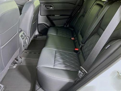 Everest White P 2026 Nissan Rogue Platinum