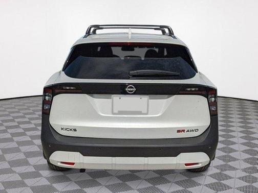 Aspen White Tri 2026 Nissan Kicks SR