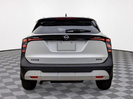 Aspen White Tri 2026 Nissan Kicks SV