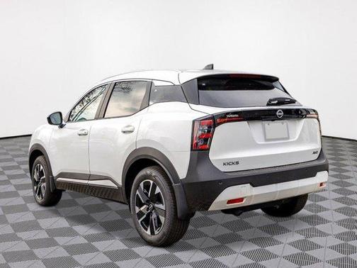 Aspen White Tri 2026 Nissan Kicks SV