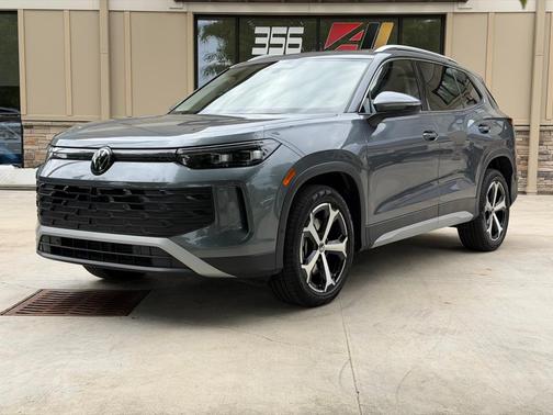Platinum Gray Metallic 2025 Volkswagen Tiguan 2.0T SE
