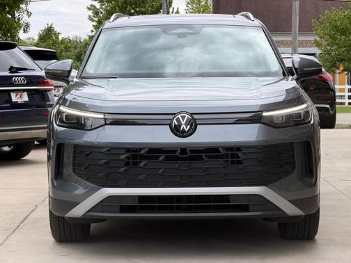 Platinum Gray Metallic 2025 Volkswagen Tiguan 2.0T SE