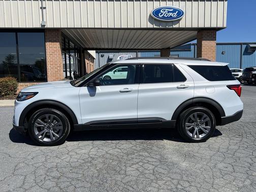 Space White Metallic 2026 Ford Explorer Active w/200A Pkg