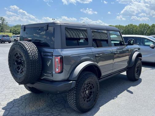Carbonized Gray Metallic 2026 Ford Bronco Badlands 4 Door Advanced 4x4