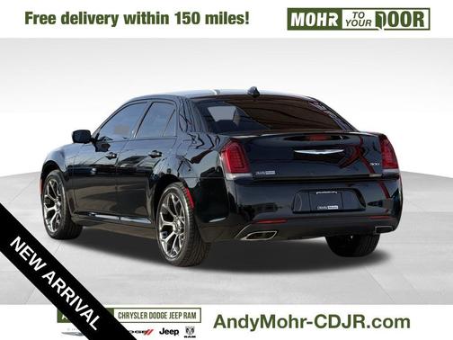 Gloss Black 2018 Chrysler 300 Touring