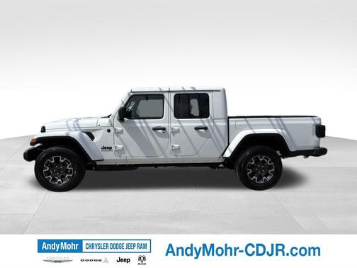 Bright White Clearcoat 2026 Jeep Gladiator Sahara 4x4