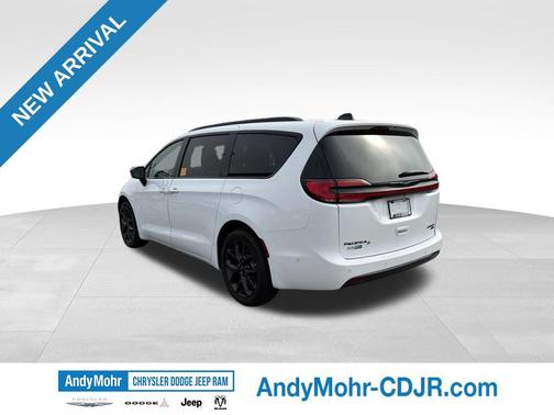 Bright White Clearcoat 2024 Chrysler Pacifica Limited
