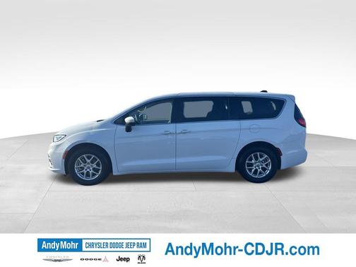 Bright White Clearcoat 2023 Chrysler Pacifica Touring L