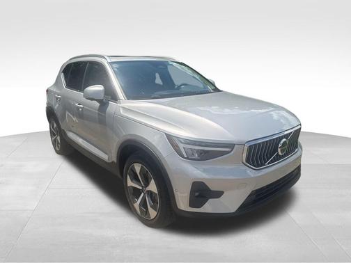 2025 Volvo XC40 B5 Plus Bright Theme