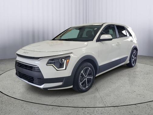 Snow White Pearl 2023 Kia Niro LX