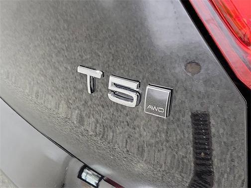 2020 Volvo XC40 T5 Momentum