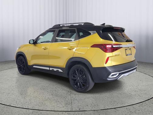 Starbright Yellow / Black Roof 2023 Kia Seltos Nightfall