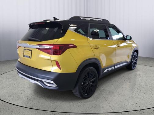 Starbright Yellow / Black Roof 2023 Kia Seltos Nightfall