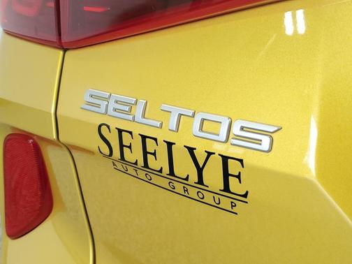 Starbright Yellow / Black Roof 2023 Kia Seltos Nightfall
