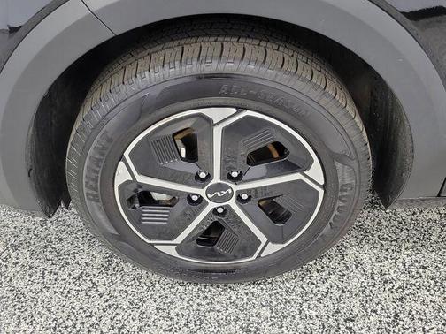 Aurora Black Pearl 2023 Kia Niro LX