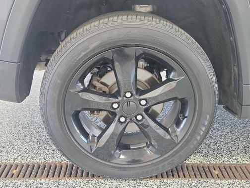 Metallic 2024 Jeep Grand Cherokee Laredo