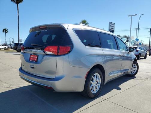 Photo 5 of 29 of 2020 Chrysler Pacifica Touring-L