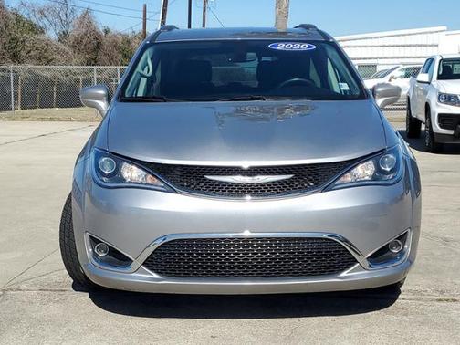 Photo 2 of 29 of 2020 Chrysler Pacifica Touring-L