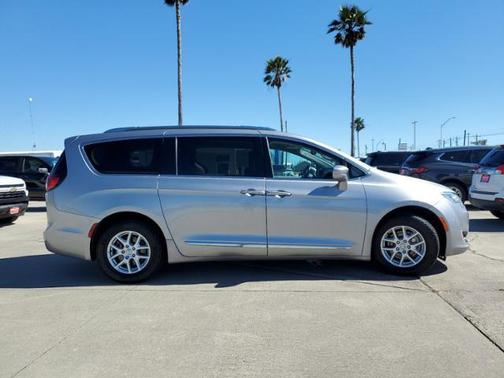 Photo 4 of 29 of 2020 Chrysler Pacifica Touring-L