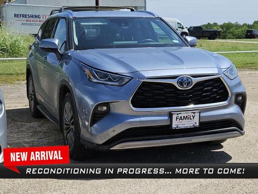 2022 Toyota Highlander Hybrid Platinum