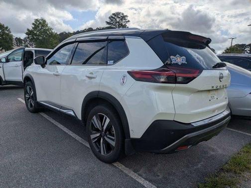 2 Tone White / Black Roof 2023 Nissan Rogue SL