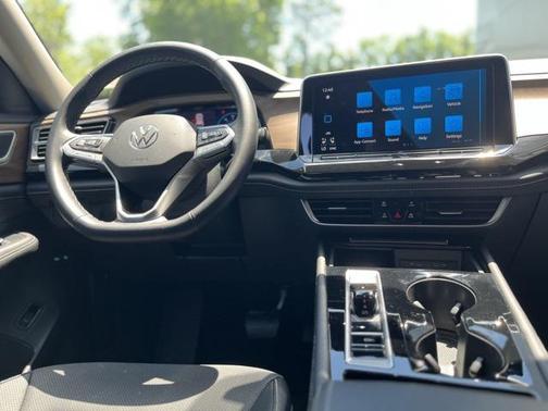 2025 Volkswagen Atlas 2.0T SE w/Technology 4MOTION