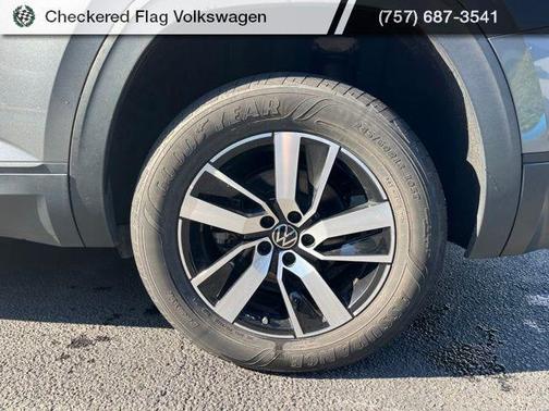 Platinum Gray Metallic 2022 Volkswagen Atlas 2.0T SE