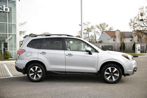 Ice Silver Metallic 2017 Subaru Forester 2.5i Limited