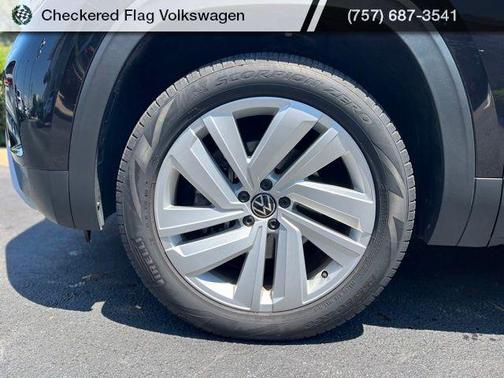 Deep Black 2022 Volkswagen Atlas Cross Sport 3.6L V6 SE w/Technology