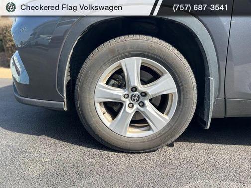 Magnetic Gray Metallic 2023 Toyota Highlander LE