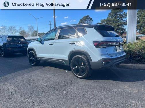 Monument Gray w/Deep Black Roof 2026 Volkswagen Taos SE Black