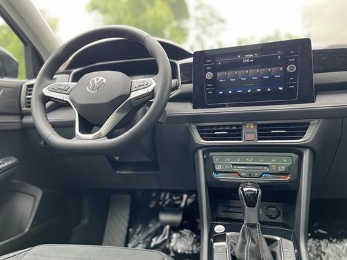 2025 Volkswagen Taos 1.5T SE Black