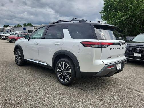 Everest White Pearl Tricoat/Super Black 2026 Nissan Pathfinder Platinum