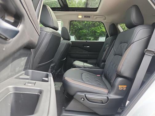 Everest White Pearl Tricoat/Super Black 2026 Nissan Pathfinder Platinum