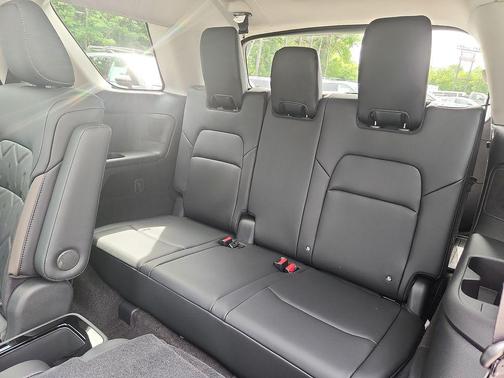 Everest White Pearl Tricoat/Super Black 2026 Nissan Pathfinder Platinum
