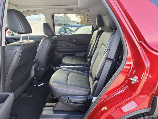 2025 Nissan Pathfinder Platinum 4WD