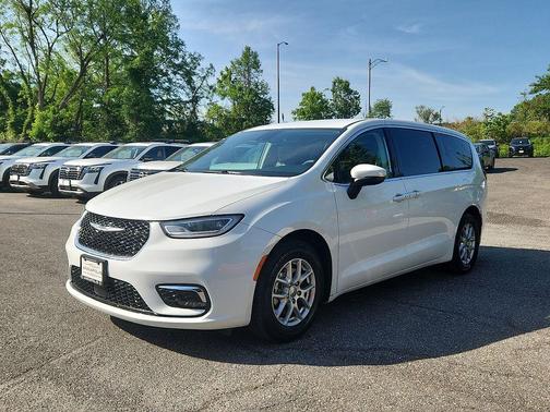 Bright White Clearcoat 2023 Chrysler Pacifica Touring L