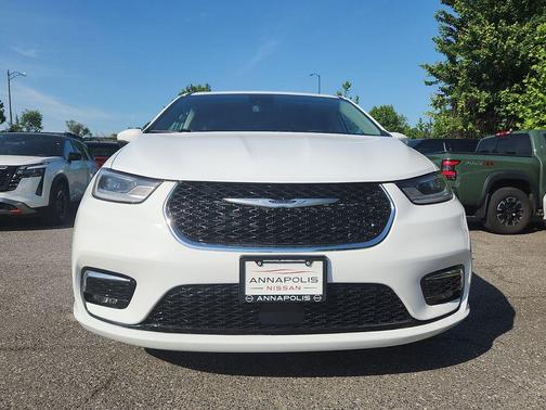 Bright White Clearcoat 2023 Chrysler Pacifica Touring L