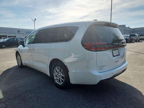 Bright White Clearcoat 2023 Chrysler Pacifica Touring L