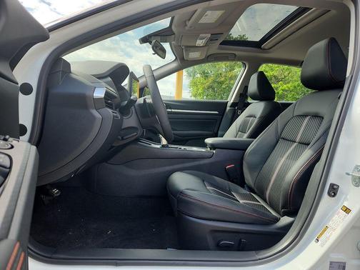 Pearl White Tricoat/Super Black 2026 Nissan Altima SR FWD