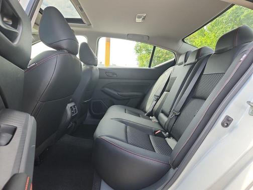 Pearl White Tricoat/Super Black 2026 Nissan Altima SR FWD