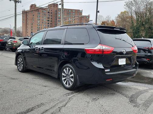 2020 Toyota Sienna XLE